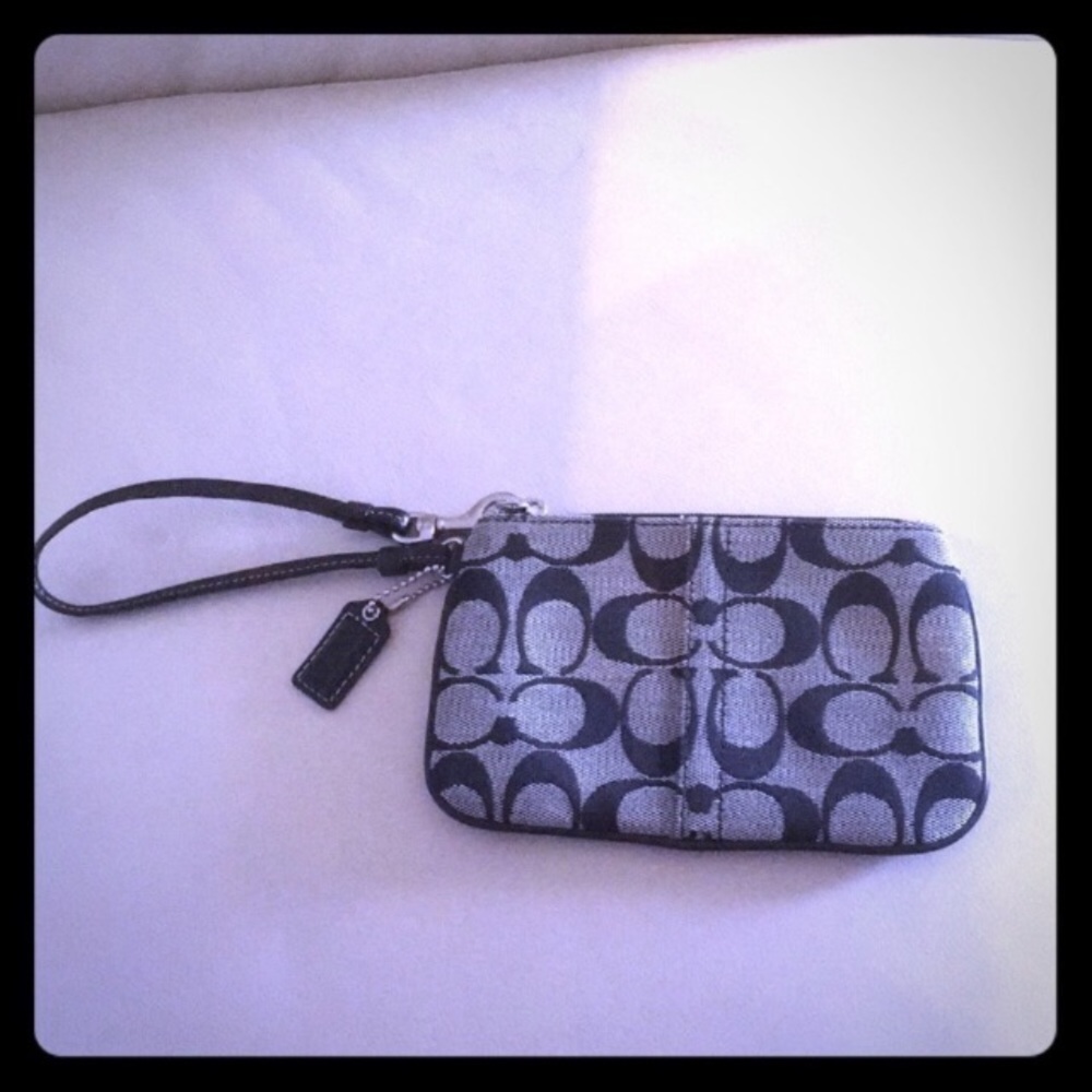 🛍Coach Wristlet Black & Gray Jacquard Fabric